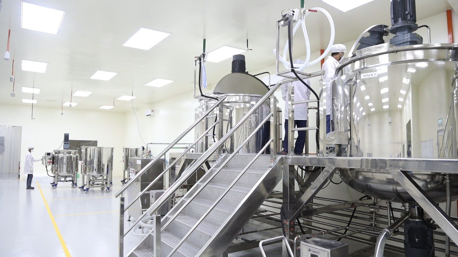 Industrial stainless steel mixing tanks for cosmetics batch production